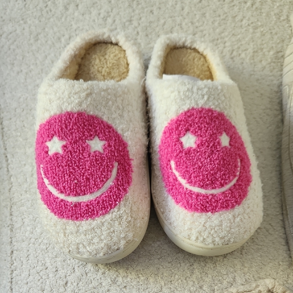 🎄5/30 Flojos Pink and Cream Smiley Face Plush Slippers  9/10